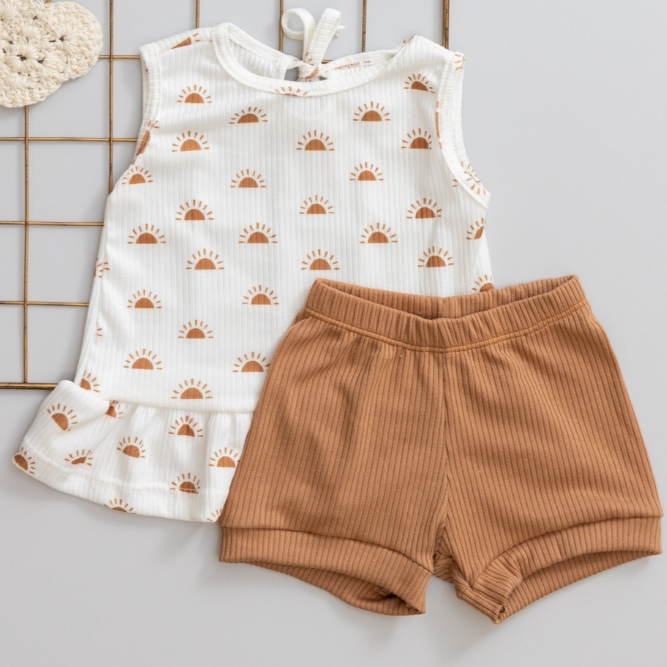 Conjunto infantil com regata branca estampada e short marrom