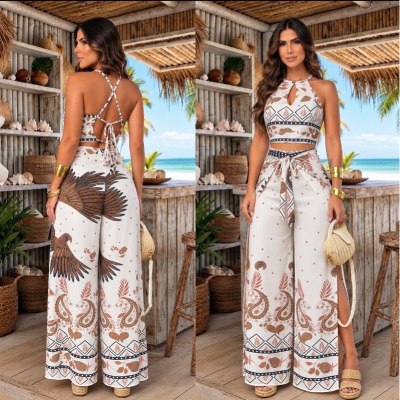 Conjunto feminino estampado com calça pantalona e cropped em cenário de praia