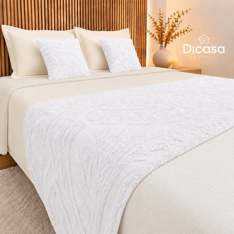 Cama posta com peseira e duas capas de almofada brancas