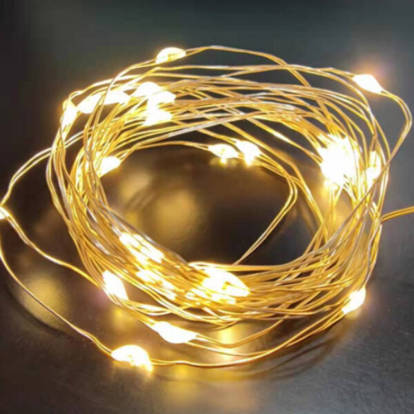 Fio de fada com pequenas luzes coloridas