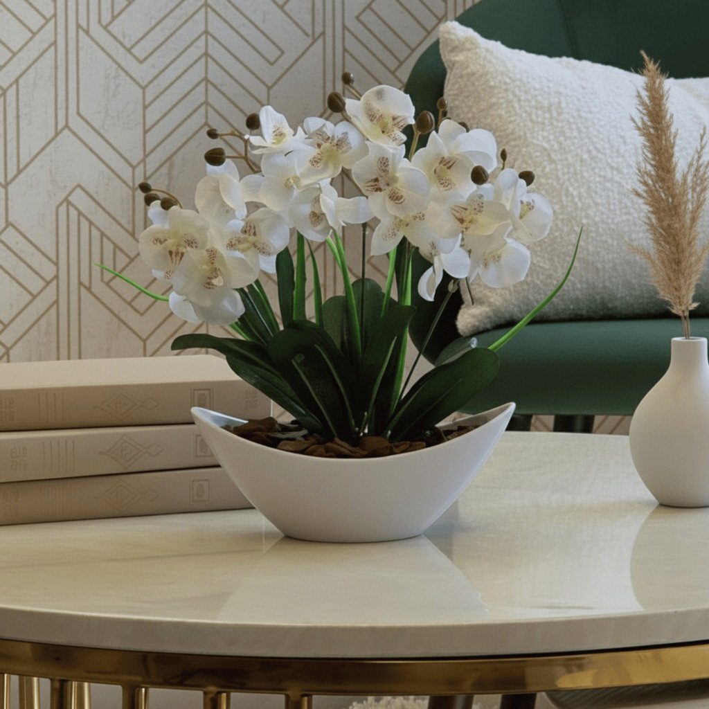 Arranjo de orquídeas artificiais brancas em vaso