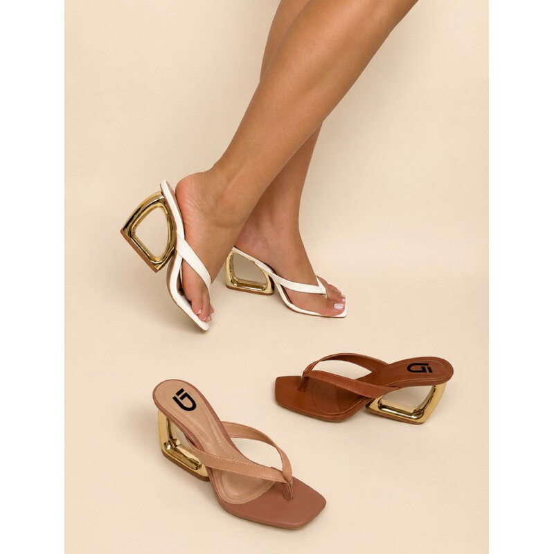 Tamanco feminino com salto geométrico dourado e tiras transparentes